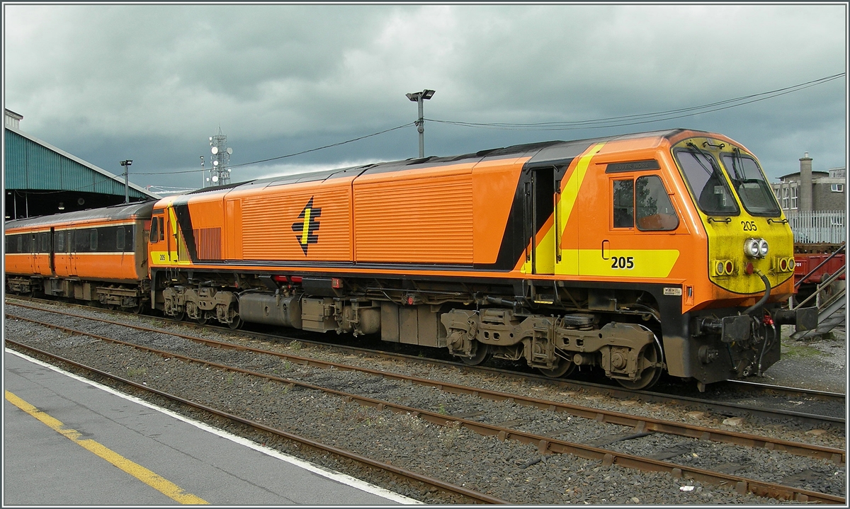 Die Diesellok 205 in ihrer Ursprungsfarbgebung mit einem Schnellzug nach Dublin in Limerick.
4. Okt. 2006 