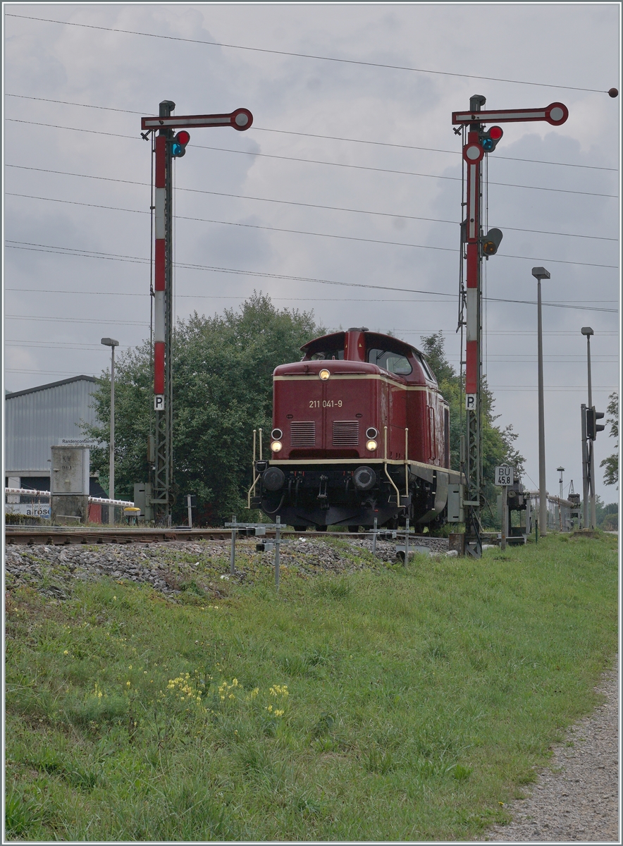Die Diesellok 211 041-9 (92 80 1211 041-9 D-NeSA) rangiet im Bahnhof Zollhaus Blumberg. 

27. Aug. 2022