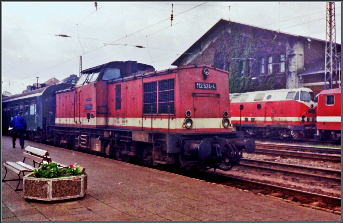 Die DR 112 524-4 mit einem Personenzug in Schwerin. 

Analogbild vom Ende September 1990