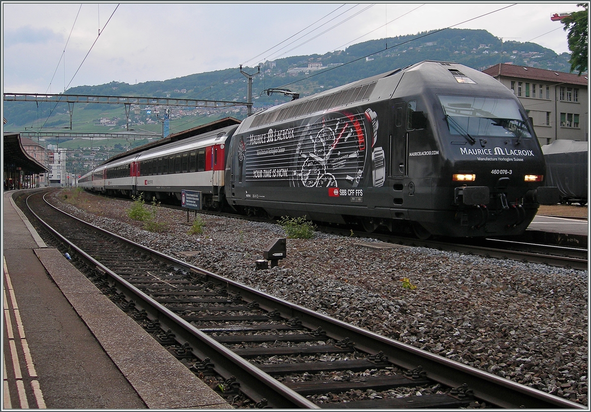 Die edle SBB Re 460 076-3 mit einem IR in Vevey.
28. Juni 2014