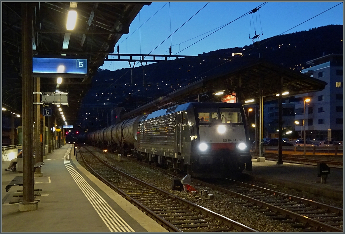 Die ES 64 F4 - 105 (UIC 91 80 6189 105 D-DISPO Class 189 VL) mit ihrem Bio-Ölzug in Vevey.
3. August 2015