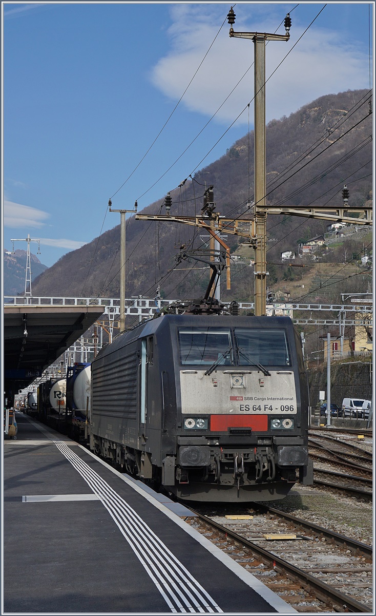 Die ES 64 F4 096 von SBB Cargo International wartet in Bellinzona auf die Weiterfahrt Richtung Luino.
15. März 2017