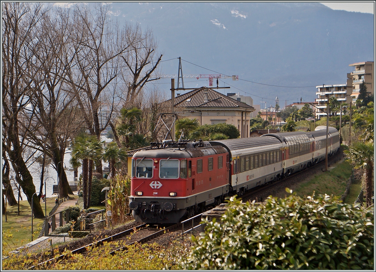 Die (ex Swiss-Express) Re 4/4 II 11141 mit dem IR 2328 nach Arth-Goldau kurz nach der Abfahrt in Locarno.
18. März 2015