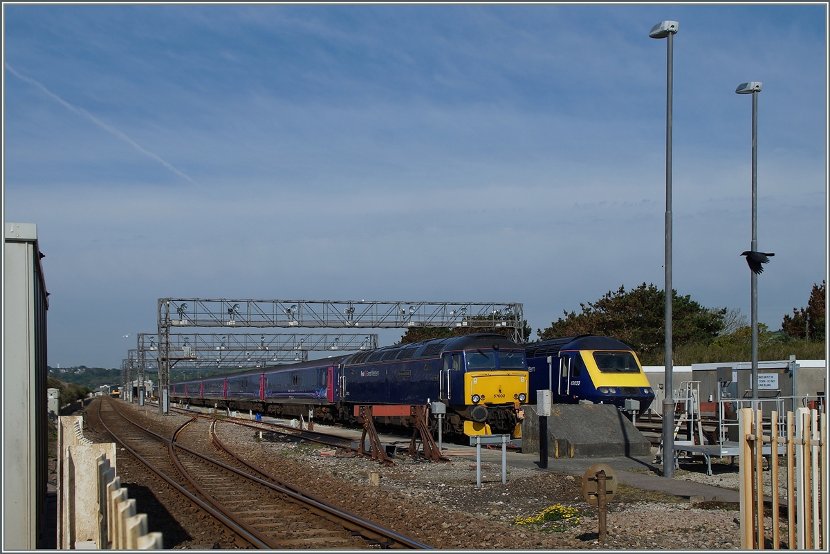 Die Firt Great Western Diesellok 57 602 mit dem  Nigth Riviera Sleeper  Nachtzug im Train Depot bei Penzance. 
18. Mai 2014