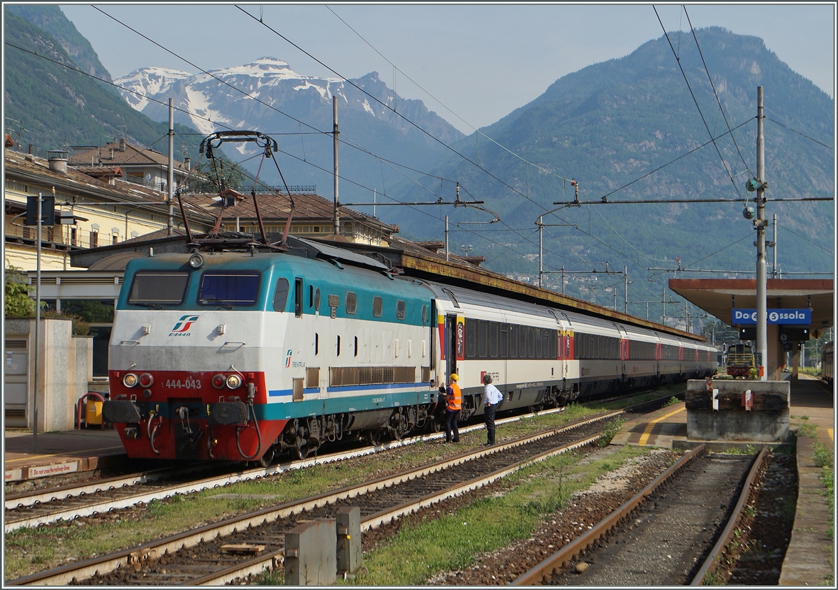 Die FS 444 043 hat den EXPO EC 329 von Zürich übernommen und wird in nach Rho Fiera EXPO Milano ziehen.
13. Mai 2015