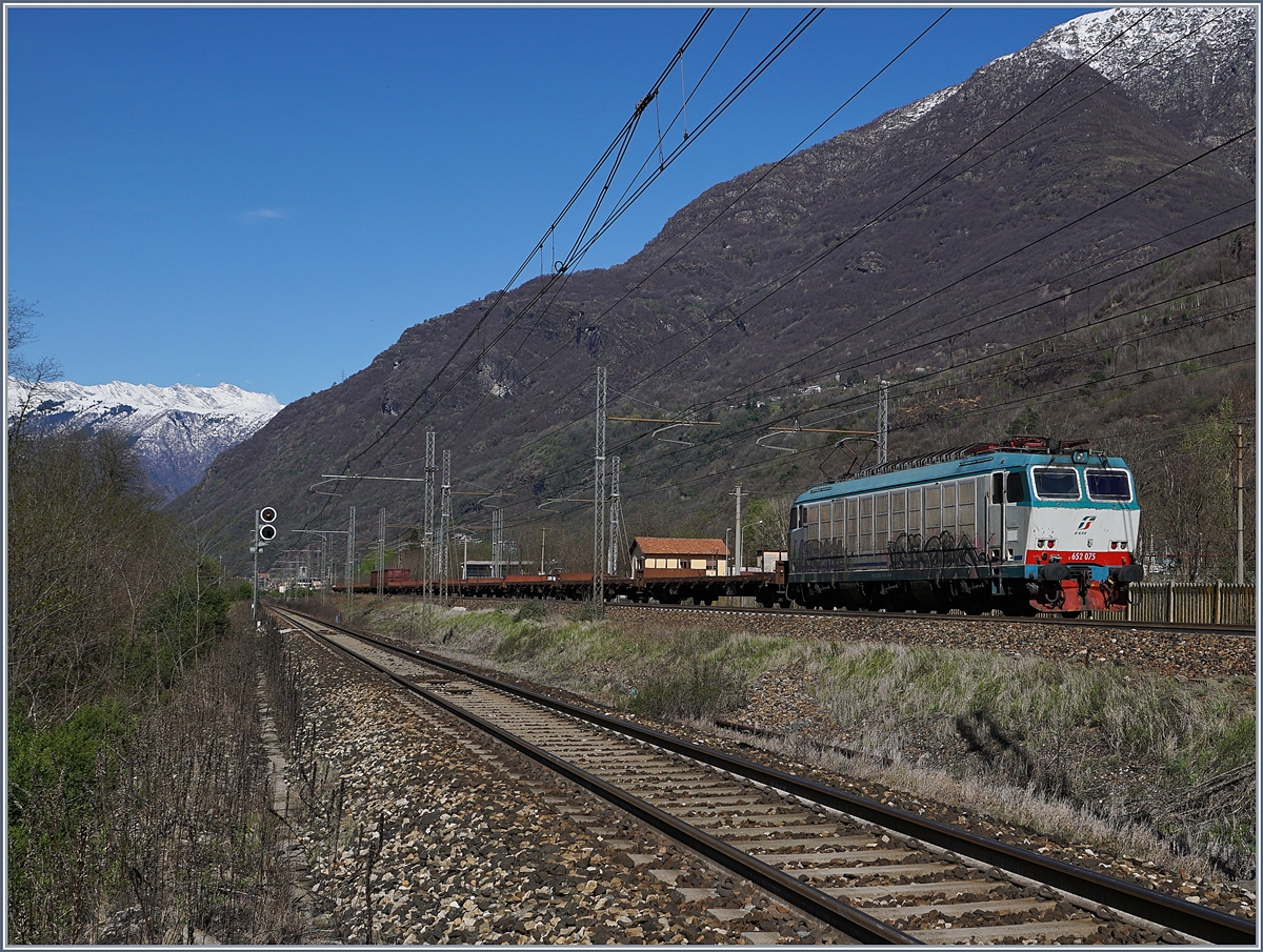 Die FS Trenitalia E 652 075 hat in Premosello mit ihrem Güterzug von der Novara-Strecke auf die Milano-Strecke gewechselt und färht nun kurz nach Preomosello Richtung Arona.

8. April 2019