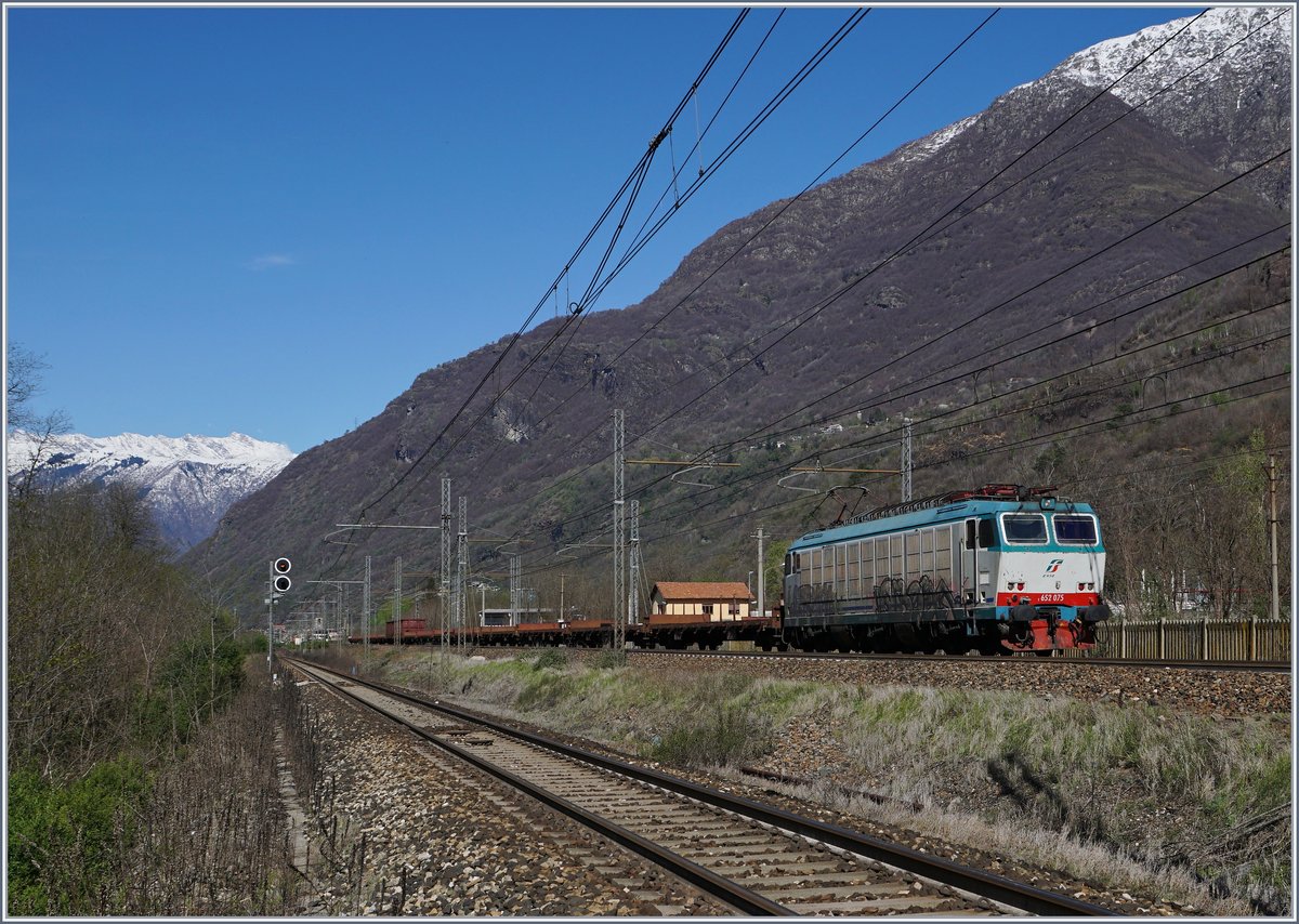 Die FS Trenitalia E 652 075 mit einem Güterzug Richtung Arona kurz nach Premosello, wo der Zug von der  Novara - au die  Milano -Strecken gewechselt hat. 

8. April 2019