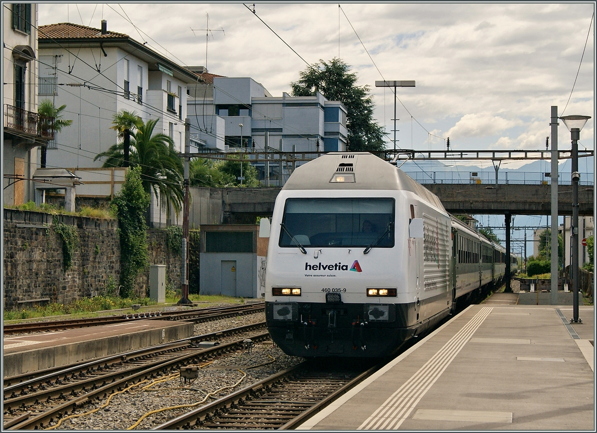 Die ganz neue und folglich noch ganz saubere Re 460 035-9 in Locarno. 
21. Juni 2015