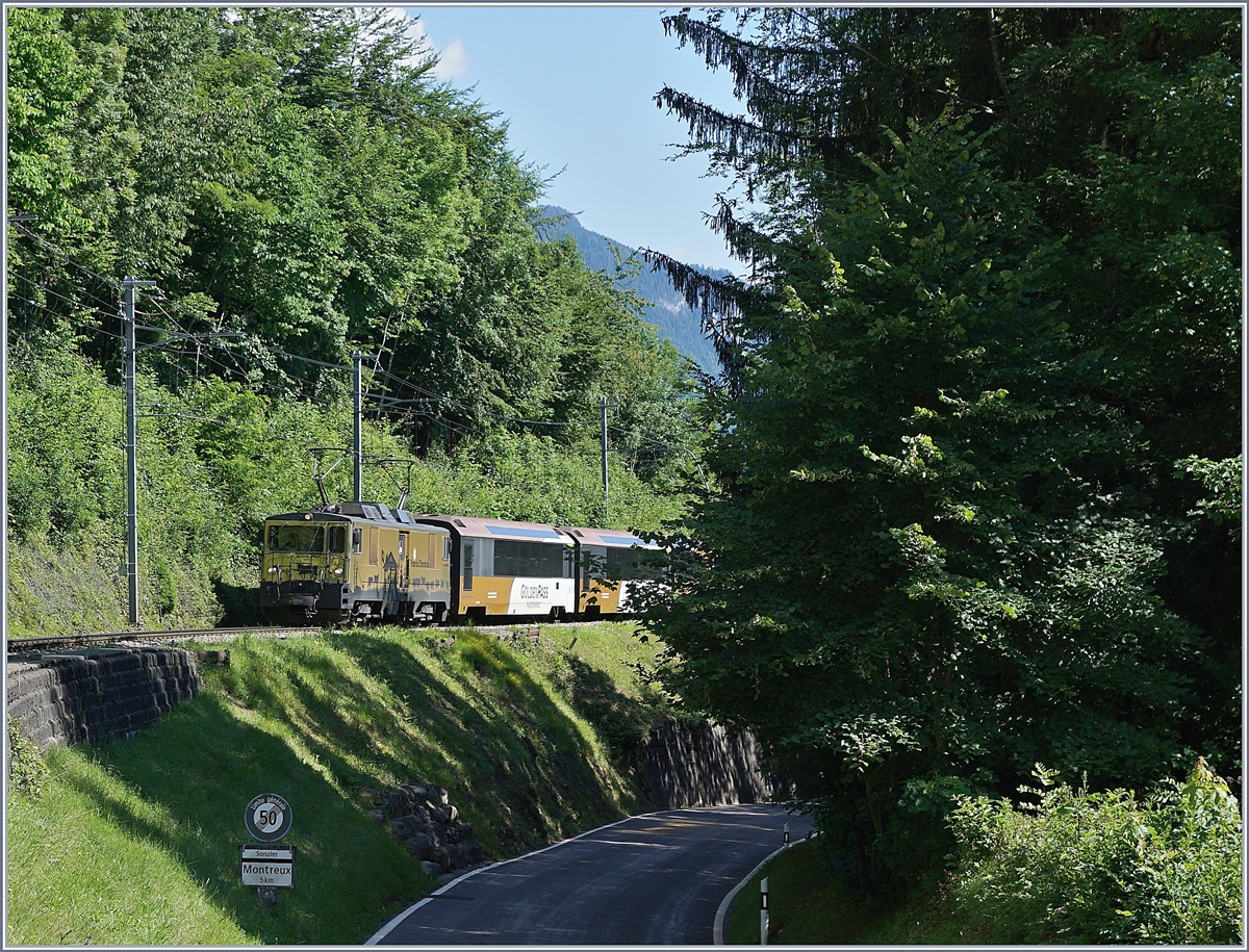 Die GDe 4/4 6003 erreicht mit ihrem GoldenPass Panoramic Express nach Zweisimmen in Kürze Chamby. 

21. Juni 2020 

 