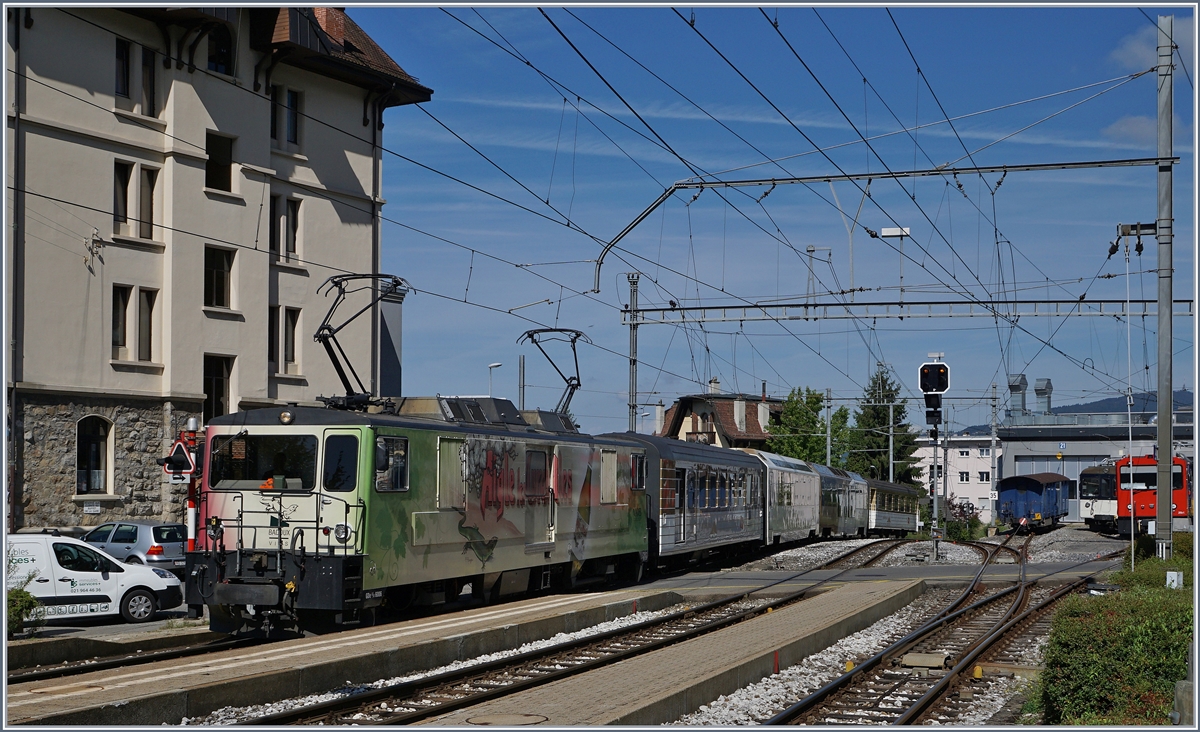Die GDe 4/4 6006 erreicht mit ihre Panoramic Express Chernex.
11. Aug. 2016