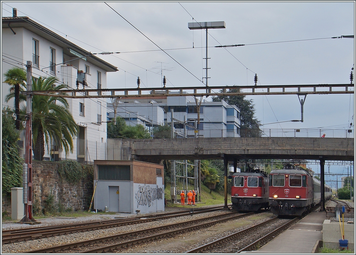 Die Gotthard IR Basel/Zürich - Locarno werden meist von Re 4/4 II befördert, hier erreicht ein solcher IR Locarno, während die Ablösung bereits wartet.
22. Sept. 2015