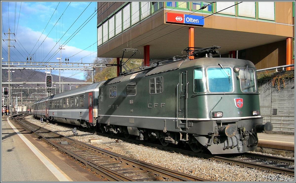 Die grüne SBB Re 4/4 II 11158 ereicht mit einem Gotthard EC Olten.
22. Nov. 2006