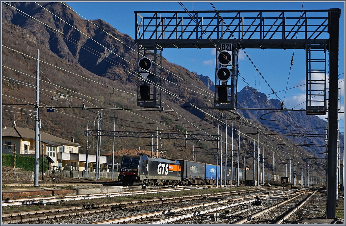 Die GTS-Rail 483 059  Leonida  fährt mit einem Güterzug durch den Bahnhof von Premosselo Chiovenda.

4. Dez. 2018