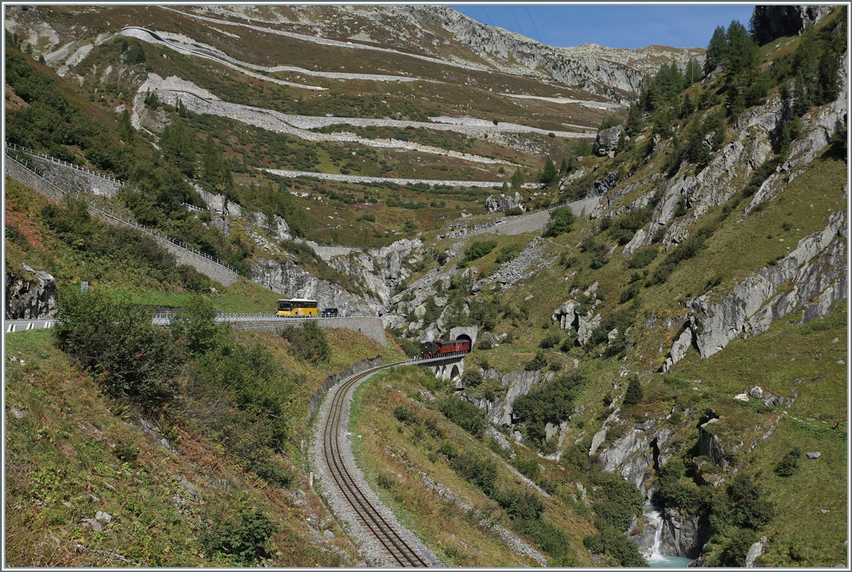 Die HG 4/4 704 mit ihrem Dampfzug von Realp nach Oberwald ist nur ein kleiner Punkt in dieser hochalpinen Berglandschaft. Der Zug hat gerade den Kehrtunnel Gletsch verlassen und überquert nun die junge Rohne. 

30. Sept. 2021