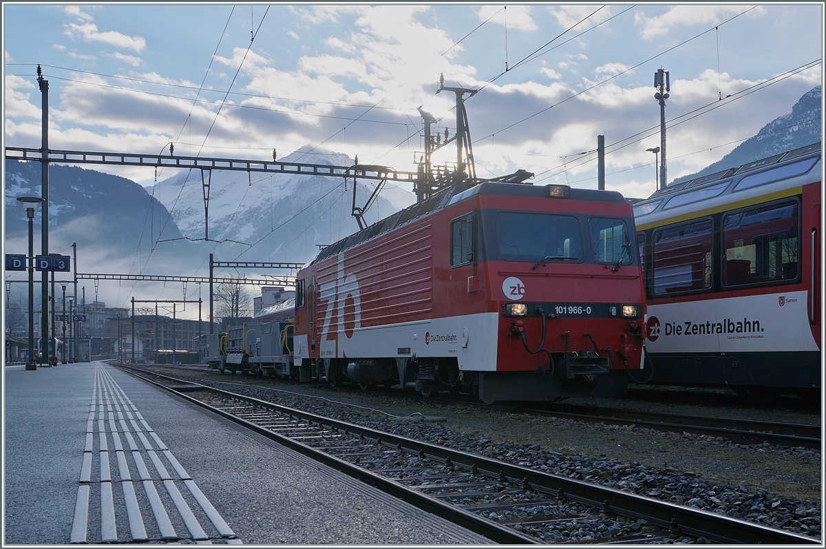 Die HGe 4/4 II 1001 966-0 wartet in Meiringen mit einen Dienstzug auf die Abfahrt.

17. Februar 2021
