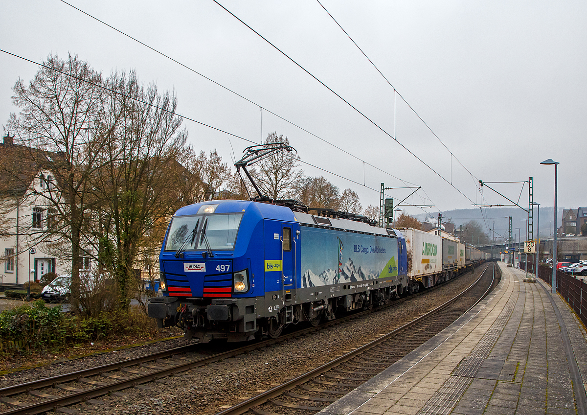 Die HUPAC bzw. BLS Cargo 497 - 193 497 (91 80 6193 494-2 D-BLSC) fährt am 14.01.2022 mit einem langen „Ambrogio“ Container/ KLV-Zug, auf der Siegstrecke durch den Bahnhof Kirchen (Sieg) in Richtung Köln.

Die Siemens Vectron MS wurde 2018 von Siemens Mobilitiy in München-Allach unter der Fabriknummer 22386 gebaut und an die HUPAC SA. geliefert. Eigentümer der Lok ist die HUPAC Intermodal SA (Chiasso) und wurde bei der BLS Cargo eingestellt und/oder vermietet. Sie hat die Zulassungen für Deutschland, Österreich, Schweiz, Italien und die Niederlande (D, A, CH, I, NL). Die Vectron MS hat eine Leistung von 6,4 MW und eine Höchstgeschwindigkeit von 160 km/h.