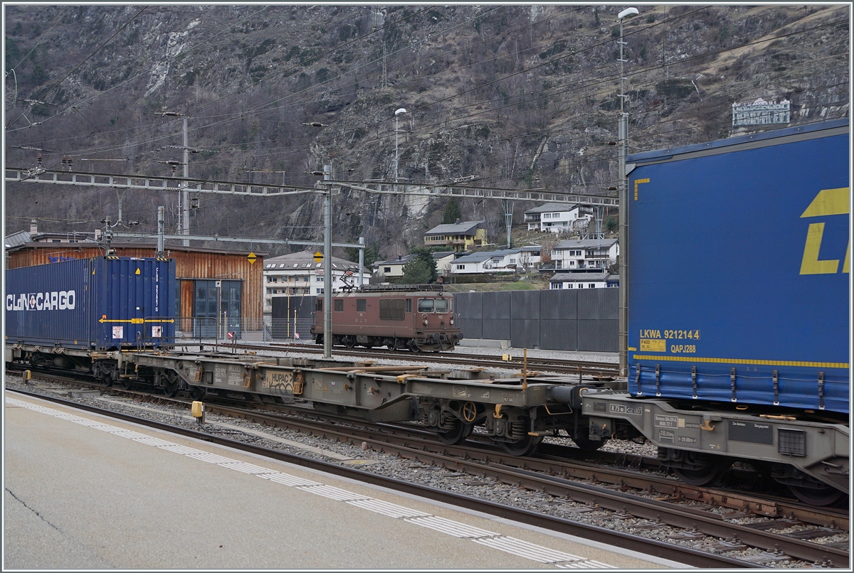 Die Idee kam mir bei der Durchfahrt des Güterzuges: auf einen leeren Containerwagen zu warten und dann die im Hintergrund stehende BLS Re 4/4 195 zu fotografieren. Als dann die  Lücke  angefahren kam stellte ich fest, dass ich nicht ideal stand...

Brig, den 2. Februar 2024