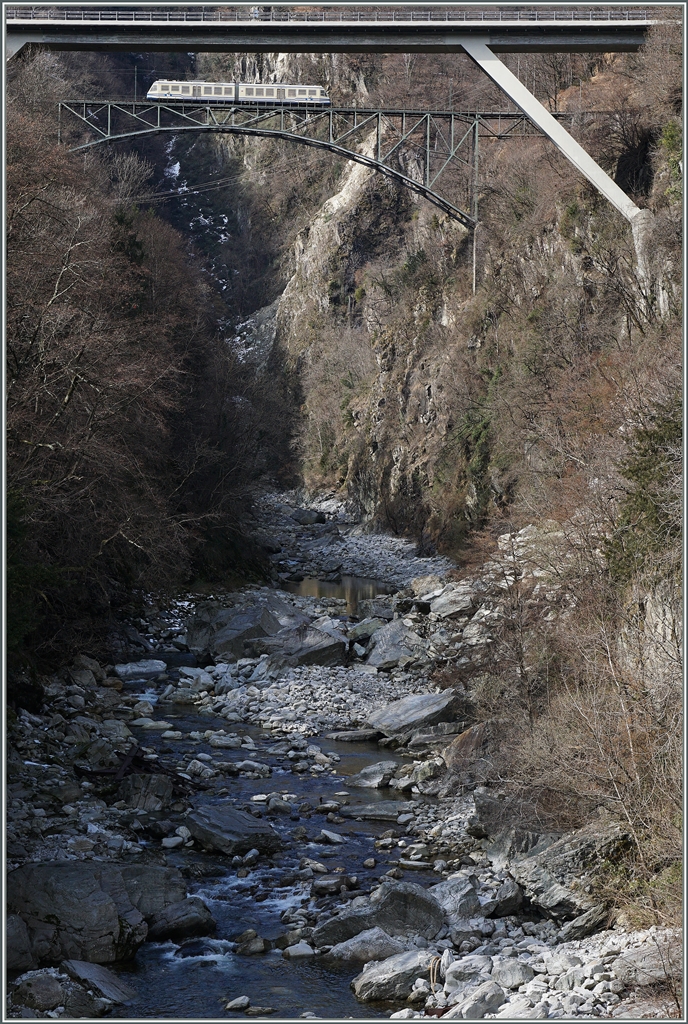 Die Isorno Brücke bei Intagna mit einem ABe 4/6 aus einem etwas ungewohnten Blickwinkel, welcher durch die Strassenbrücke etwas eingeschränkt wird. Erwähnenswert hingengen doch die Tatsache, der Stanort auf der Strassenbrücke einen perfekten Blick auf die Bahnbrücke bietet.

11. März 2016