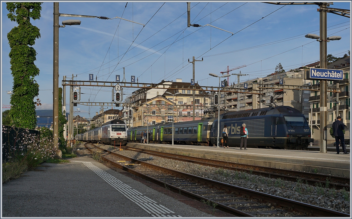 Die eine kommt, die andere geht: die BLS Re 465 004  Kambly  erreicht mit ihrem RE 3915 von La Chaux-de-Fonds - Bern den Bahnhof von Neuchâtel, während die BLS Re 465 007 mit dem Gegenzug Neuchâtel in Richtung La Chaux-de-Fonds verlässt.

13. Aug. 2019