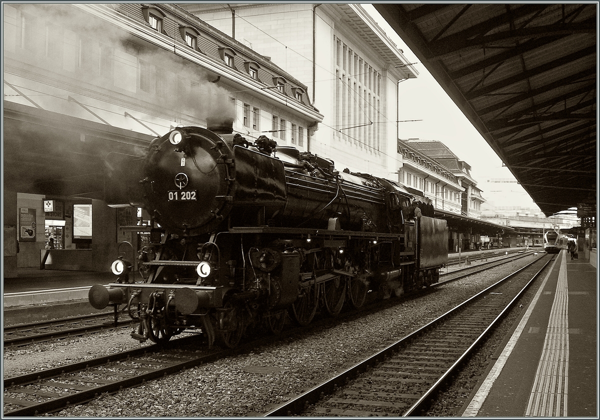 Die m�chtige und doch zierliche 01 202 beim einer Rangierfahrt (Umfahrnd ihres Extrazuges nach Montreux) in Lausanne. 
6. Dez. 2014