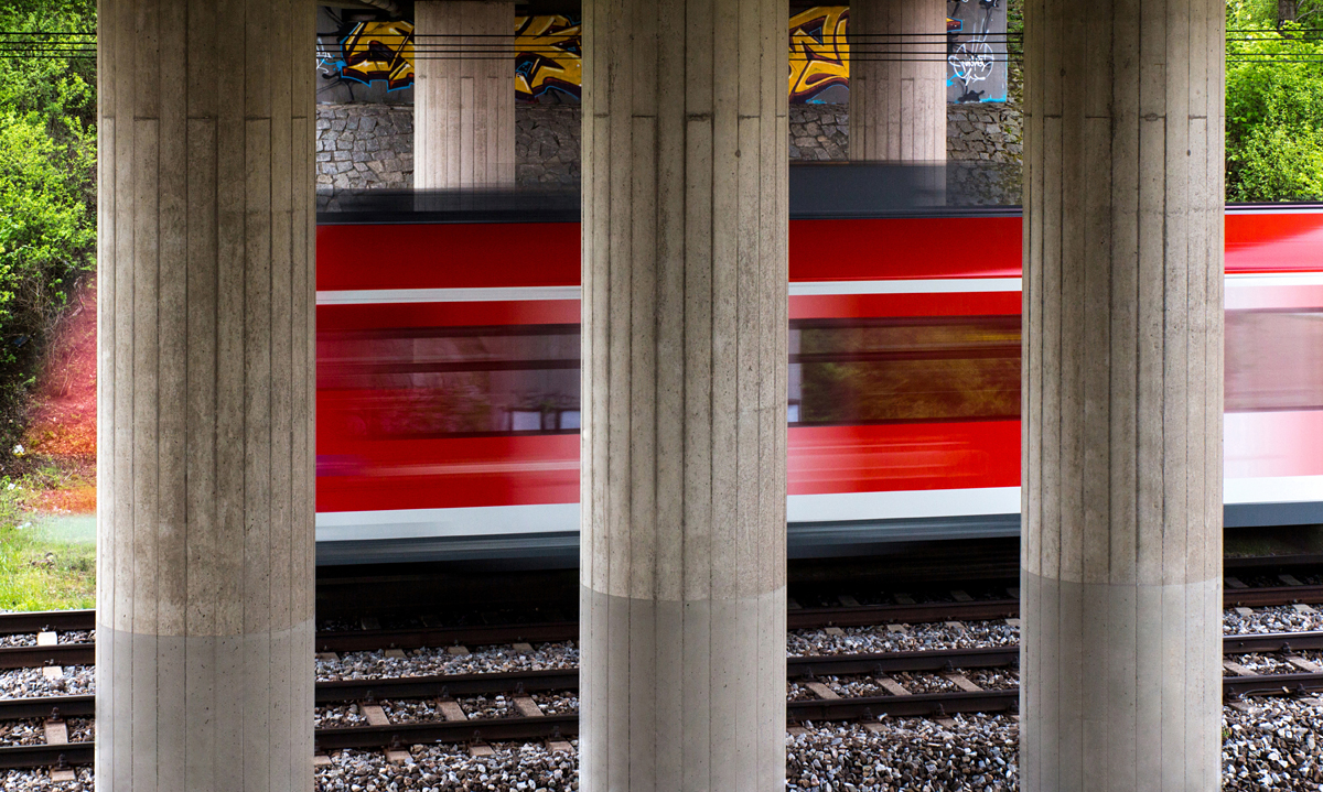 Die  Magischen Brückenpfeiler  einer Straßenbrücke bei Heimstetten wurden am 02.05.16 mit einem 423 der S-Bahn München verewigt.