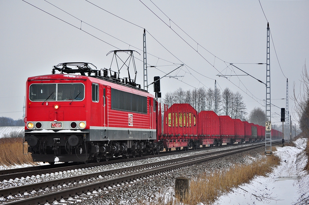 Die MEG 701(ex DB 155 124)rollt mit einem Holzzug am 31.01.2014 durch Sildemow.In Rostock-Bramow wird der Zug beladen und fhrt anschlieend nach Plattling.