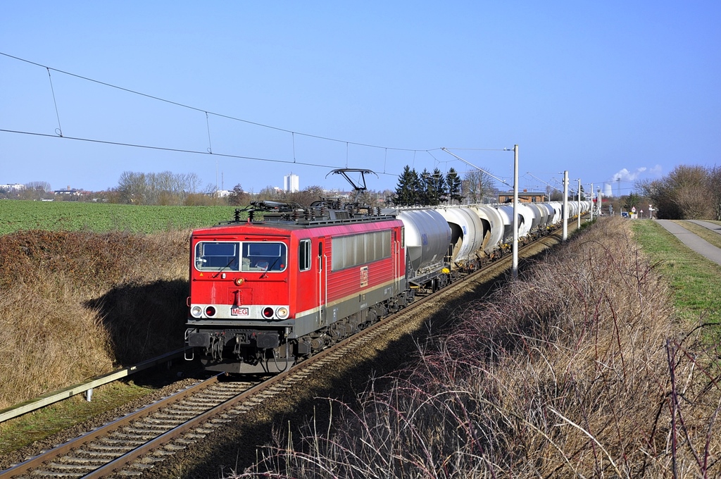 Die MEG 702 (155 179) zieht den DGS 88981 (WRS-BRUE) durch Gragetopshof um über Laage-Waren-Neustrelitz -Oranienburg nach Berlin zu fahren.