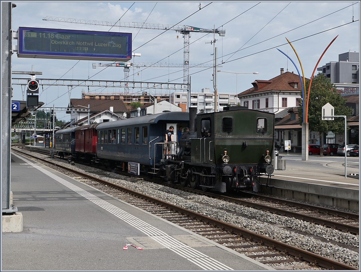 Die mit ihrem Dampfzug in Sursee eingetroffen und muss nur für das Manöver für die Rückfahrt (Umfahren) in die Güteranlage des Bahnhofs fahren. 
27. Aug. 2017