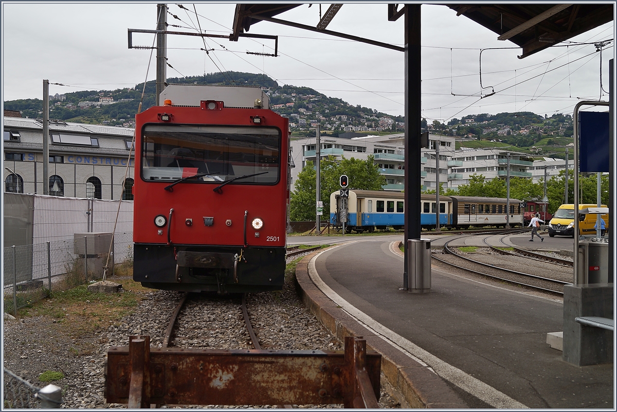 
die MOB (ex MVR HGem 2/2 2501 wartet in Vevey auf neuen Aufgaben. Im Hintergrund steht der CEV Te 2/2 82 mit den MOB B 211 und BD 206. Die MOB B 211 und BD 206 warten, mit weiteren Wagen (B 212 - 214 und dem AB 308) auf die Reise zur Edeis - La Mure Bahn, wo ihr Einsatz ab nächstem Jahr vorgesehen ist.

3. Juli 2002