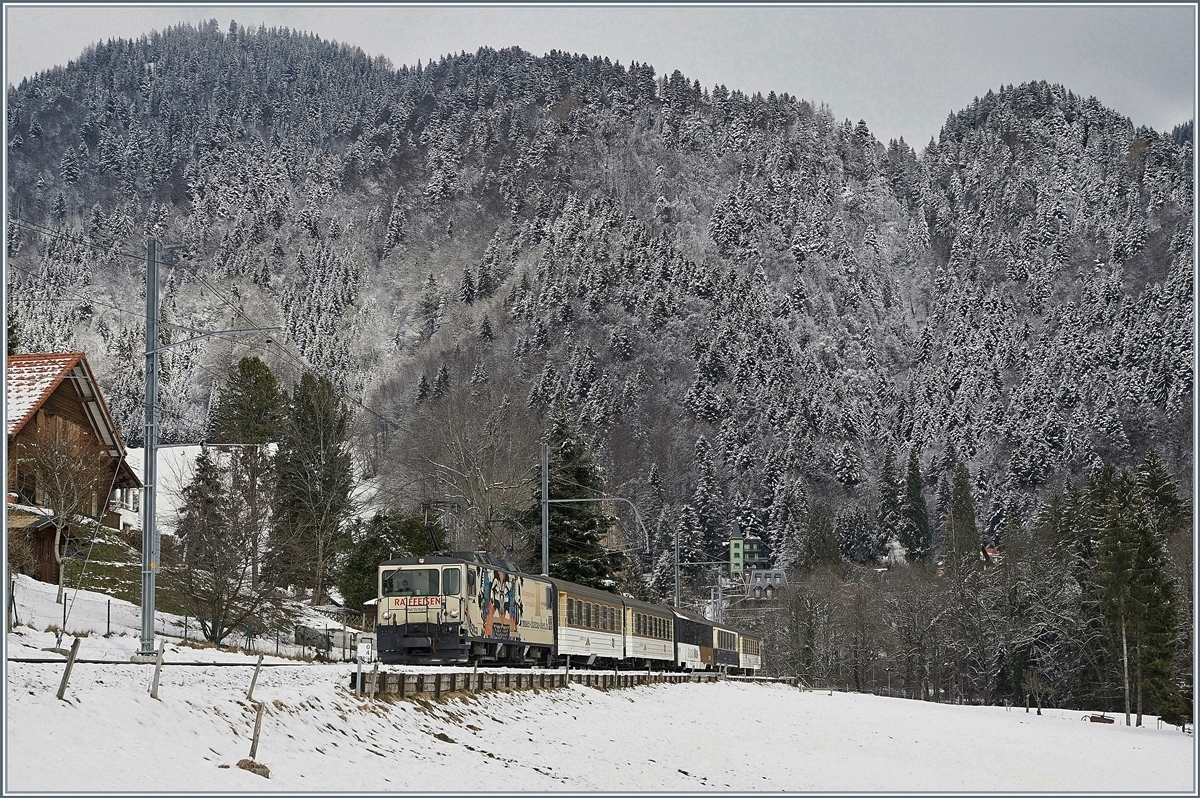 Die MOB GDe 4/4 6001 mit einem bunten  MOB Belle-Epoque  Zug bei Les Avants.
3. Feb. 2018