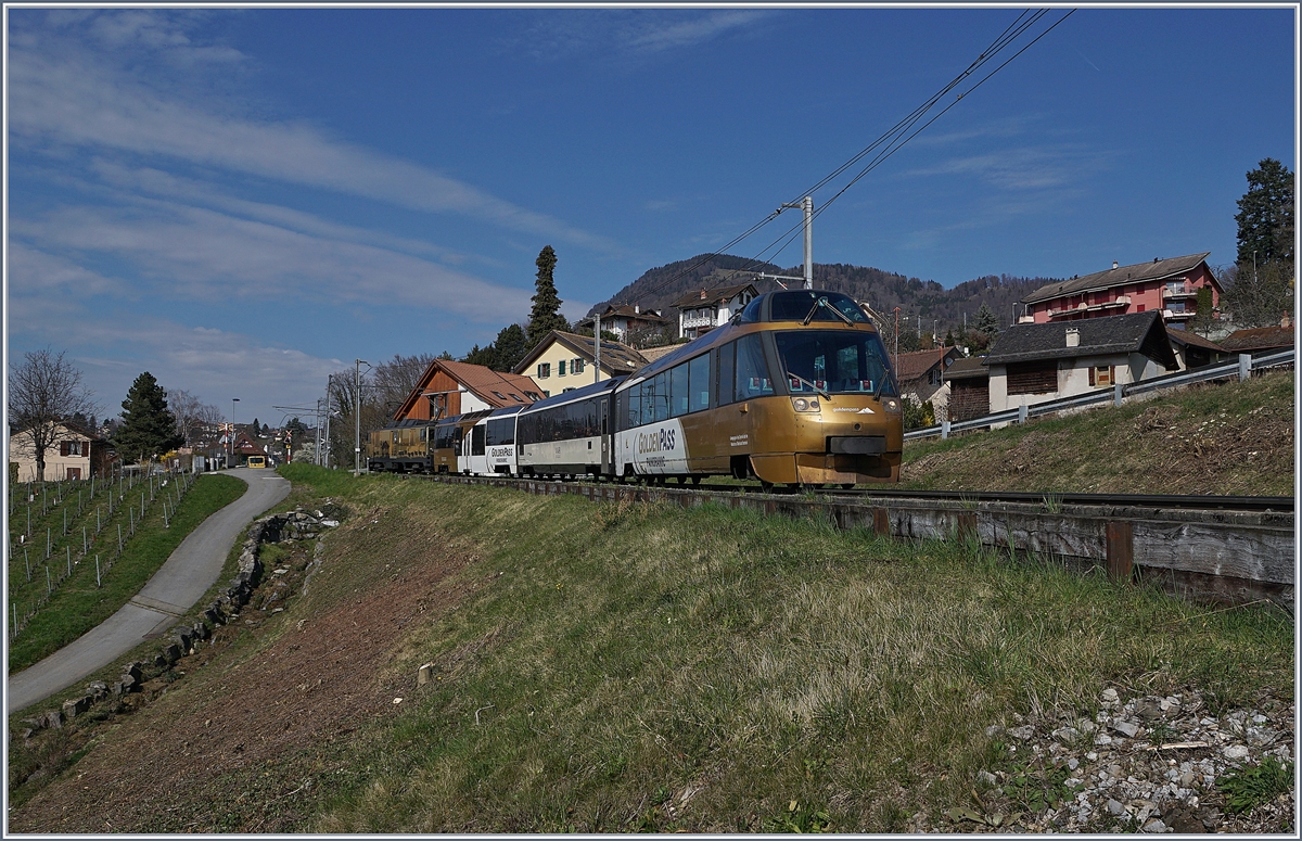 Die MOB GDe 4/4 6003 ist mit ihrem GoldenPass Zug bei Planchamp auf der Fahrt in Richtung Montreux. 

17. März 2020