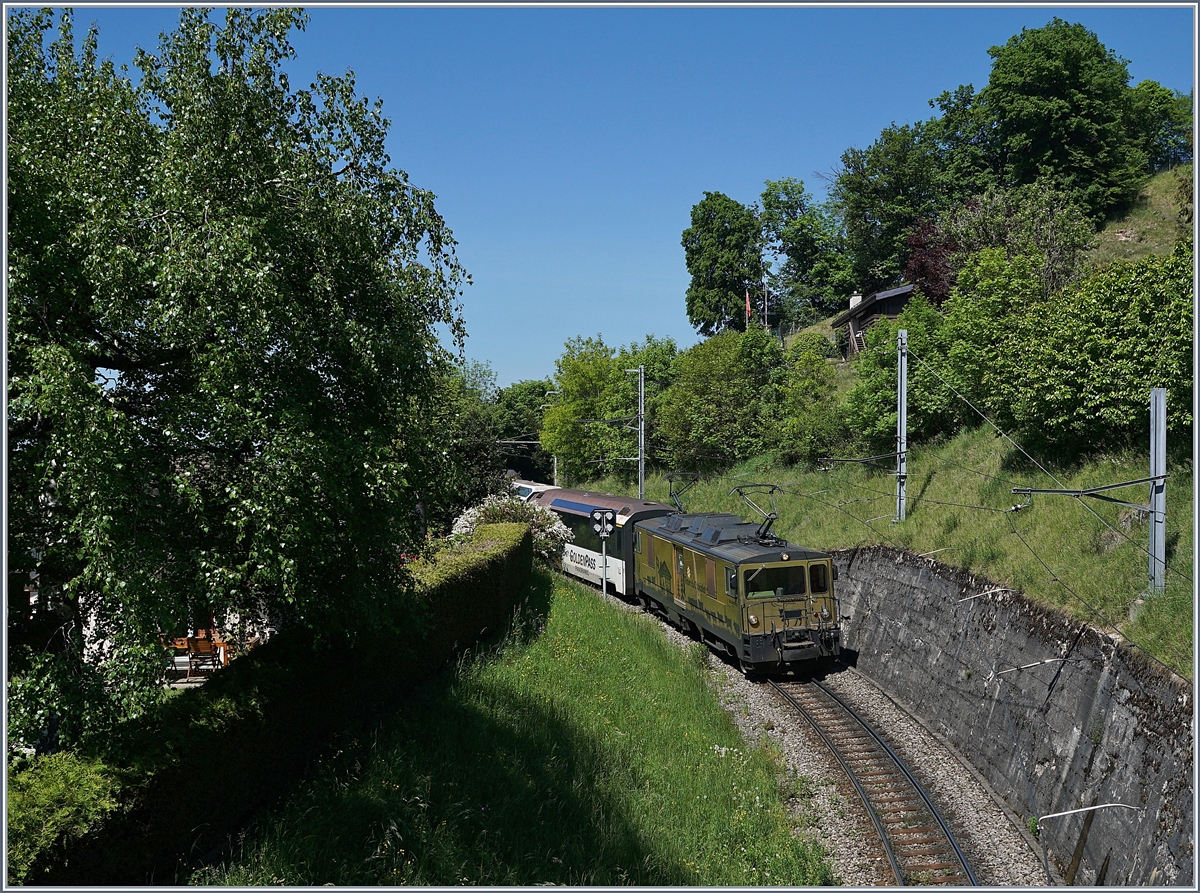 Die MOB GDe 4/4 6003 erreicht mit ihrem Panoramic Express Sonzier.

7. Mai 2020