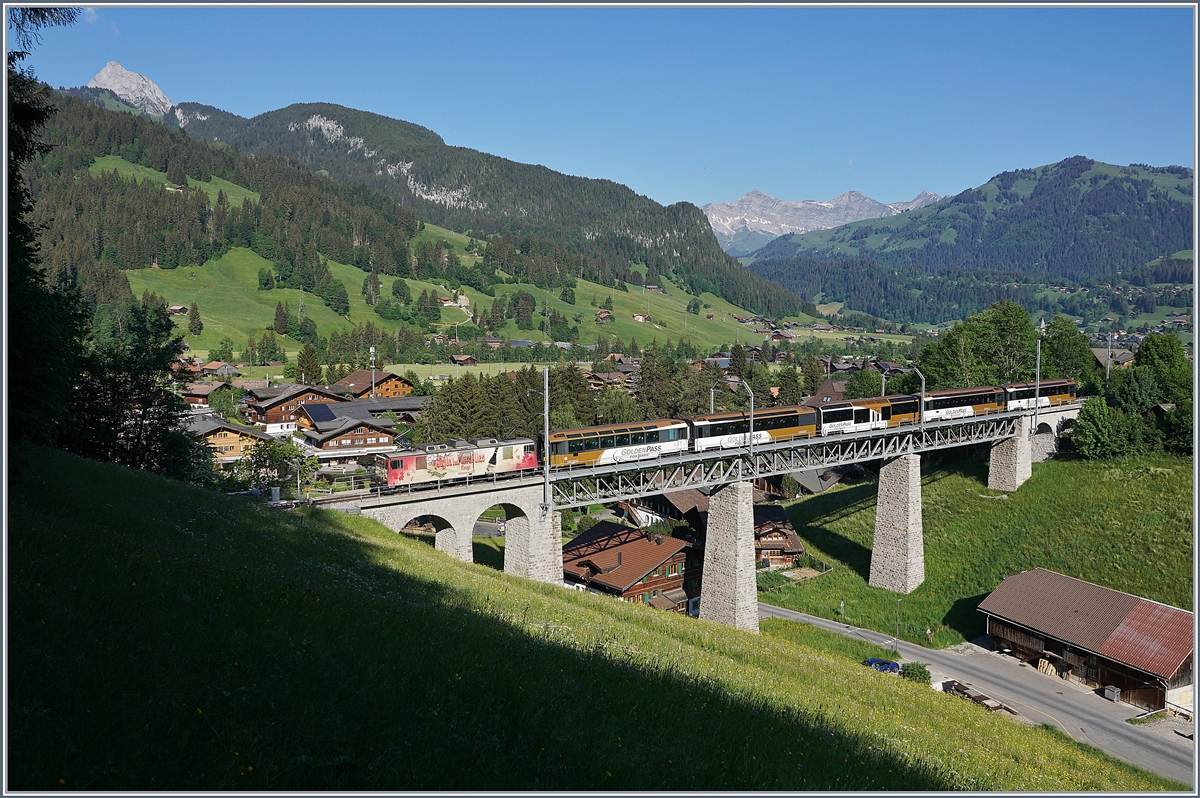 Die MOB GDe 4/4 6006  Aigle les Mureilles  fährt mit ihrem GoldenPass Panoramic auf dem Weg nach Montreux über den 109 Meter langen Grubenbach Viadukt bei Gstaad. 

2. Juni 2020