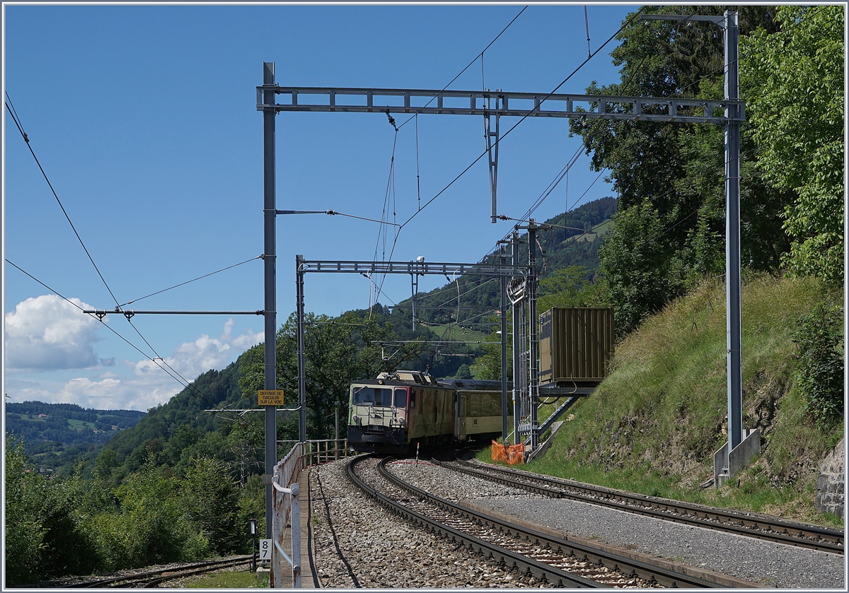 Die MOB GDe 4/4 6006 erreicht mit ihrem Panoramic Express Zweisimmen - Montreux Chamby; links im Bild ist die Strecken nach Blonay und Vevey zu erkenne, welche auf dem Abschnitt bis Blonay von der Museumsbahn Blonay-Chamby genutzt wird. 

21. Juni 2020