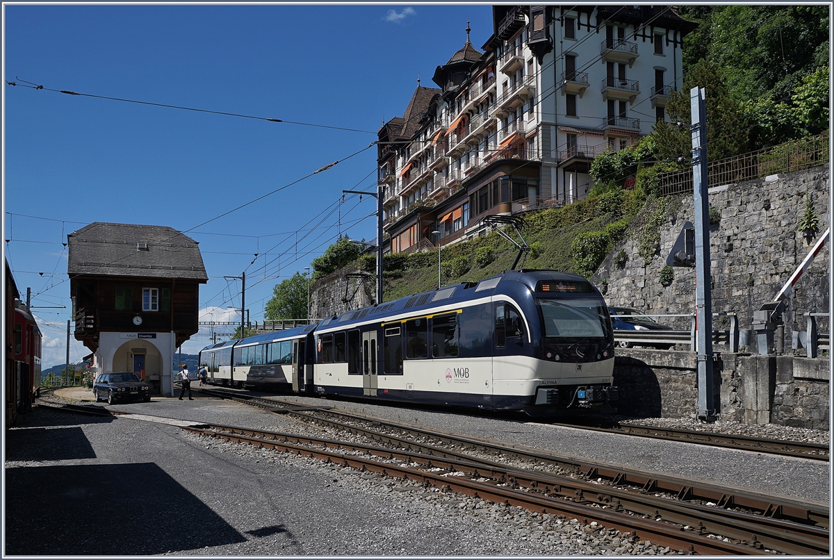 Die MOB GDe 4/4 6006 ist nach Montreux weiter gefahren, und im Bild ist nun der MOB Regionalzug nach Zweisimmen mit den Triebfahrzeugen Be 4/4 9202 an der Spitze und dem ABe 4/4 9302 am Schluss.

21. Juni 2020