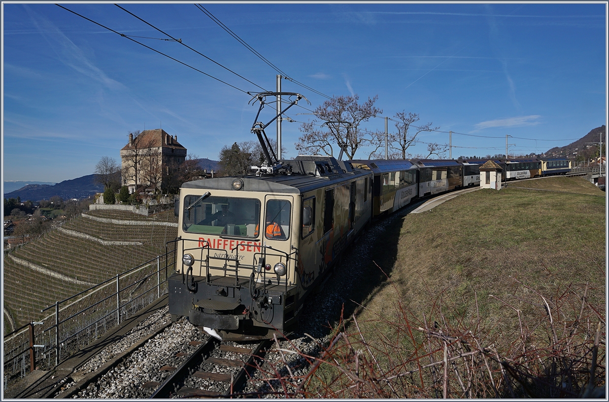 Die MOB GDe 4/4  Reifeisen  fährt mit einem MOB Panoramic Zug Richtung Montreux durch den kleinen Halt Châtelard VD.

16. Jan. 2019 