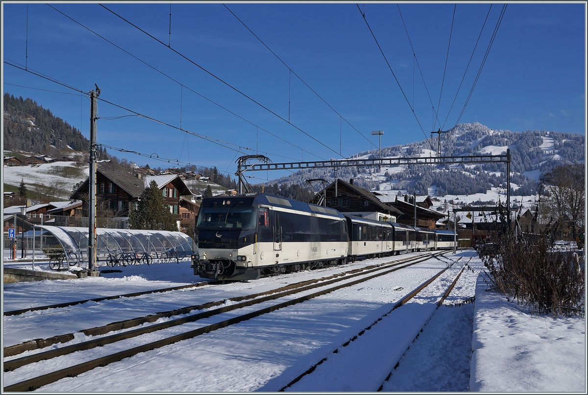 Die MOB Ge 4/4 8001 erreicht mit ihrem MOB GoldenPass Panoramic den Bahnhof von Saanen. 

3. Dez. 2020