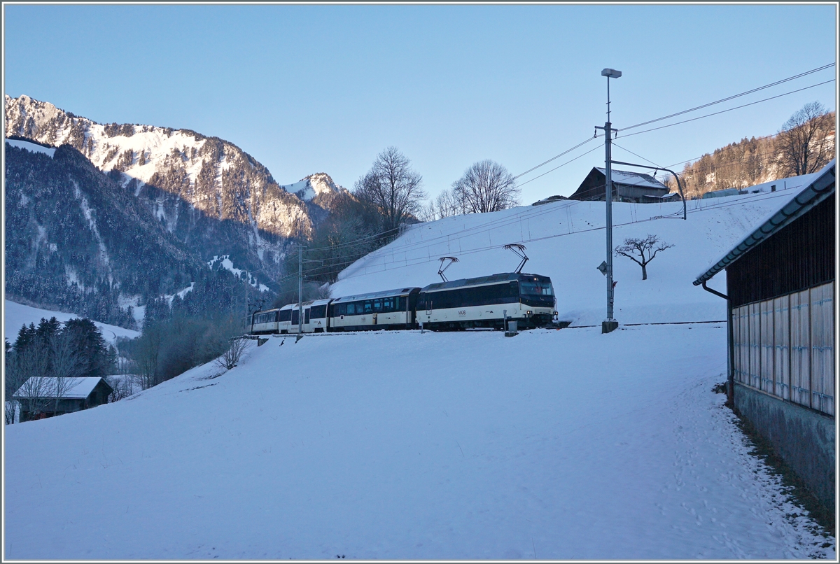 Die MOB Ge 4/4 8001 erreicht mit ihrem GoldenPass Panoramic PE 2212 von Montreux nach Zweisimmen Rossinière. 

11. Jan. 2021