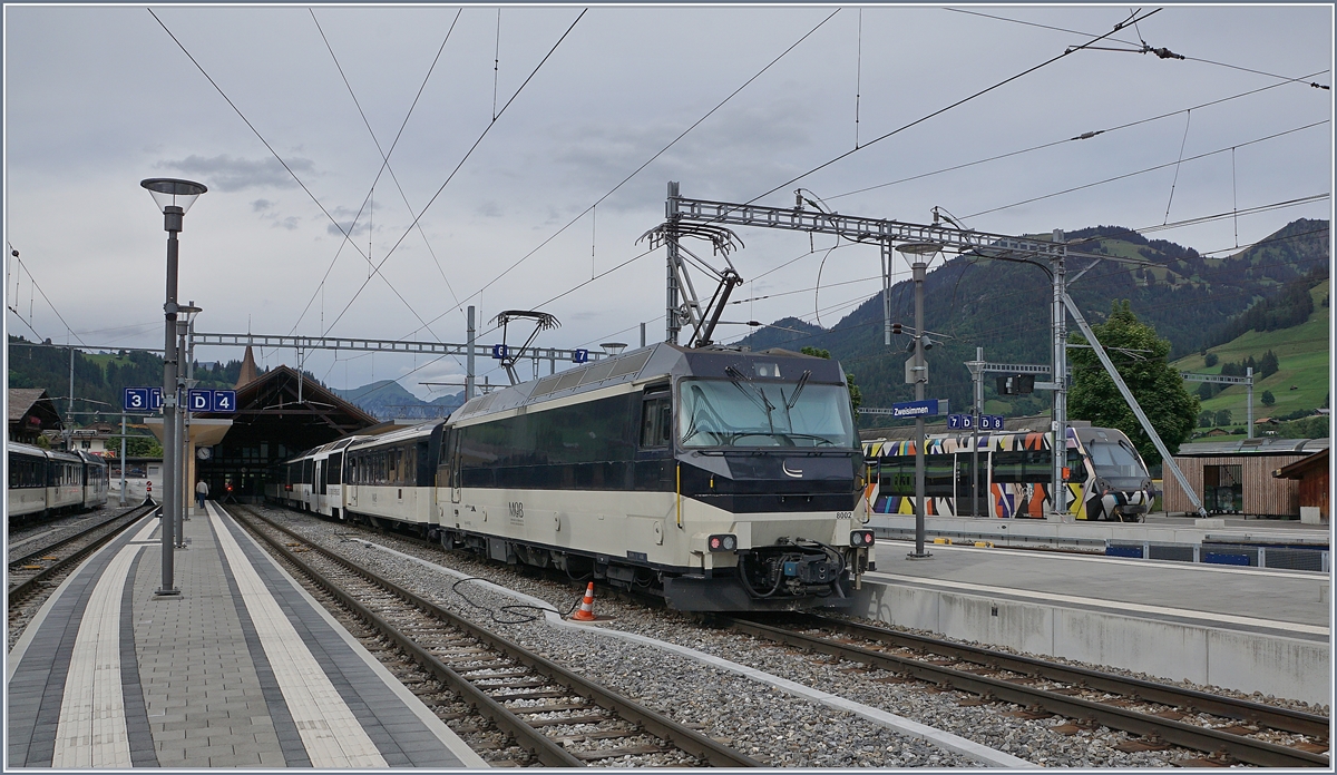 Die MOB Ge 4/4 8002 steht mit ihrem Panoramic Express in Zweisimmen zur Abfahrt nach Montreux bereit. 

19. August 2020