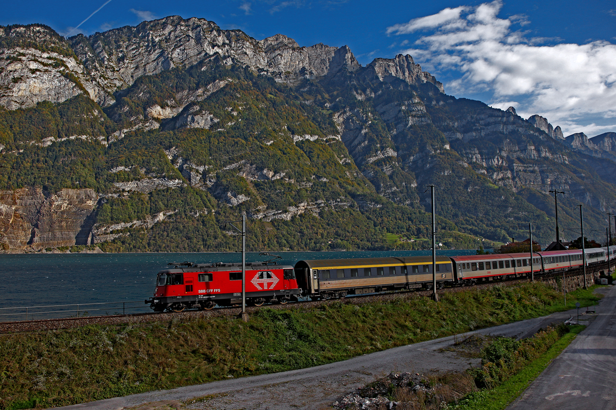 Die modernisierte Re 420 226-3 mit dem EN von Beograd nach Z�rich HB bei der Vor�berfahrt am 7.10.2014 in M�hlehorn am Walensee