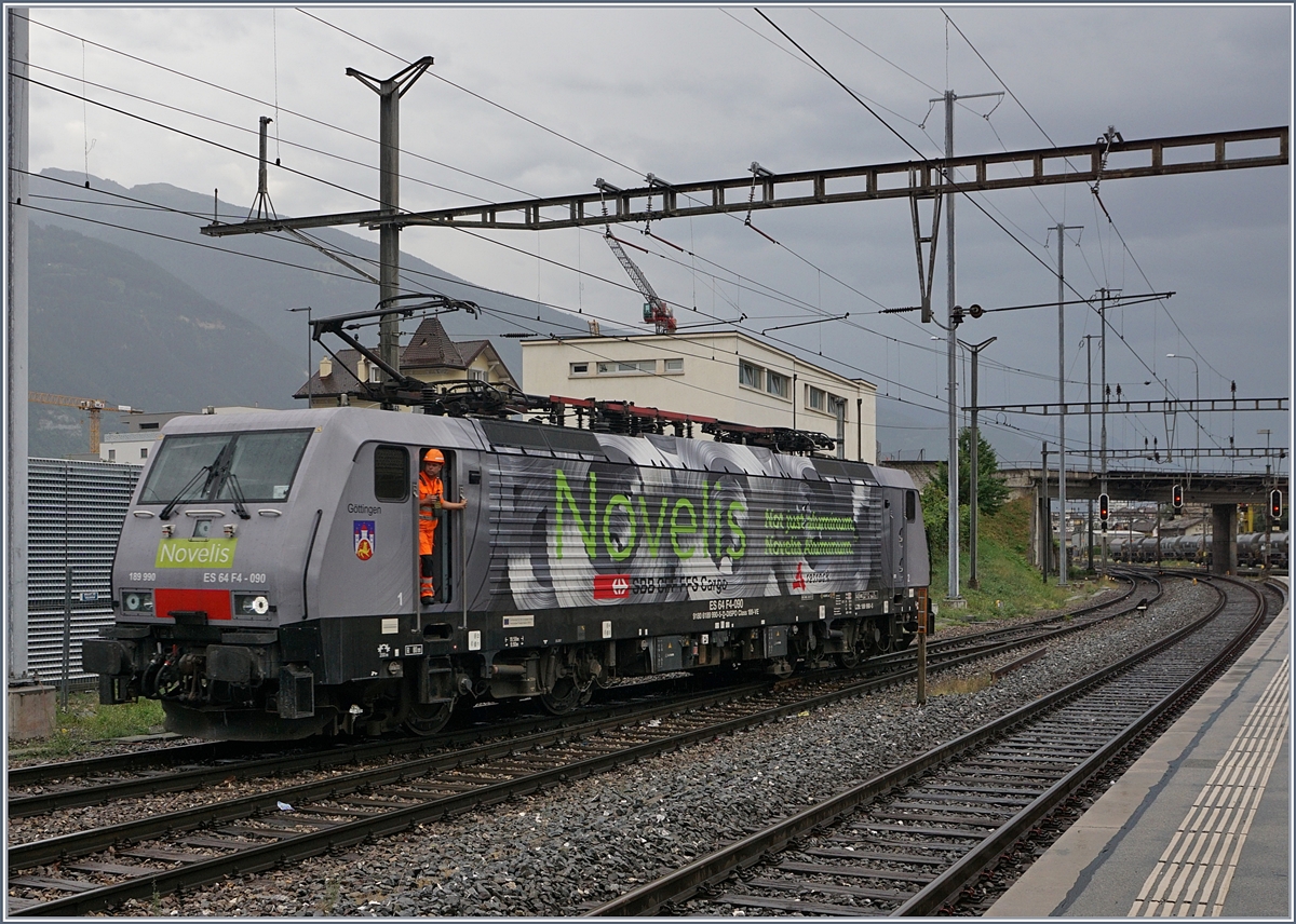 Die MRCE 189 090-5  Göttigen  (UIC 91 80 6189 990-5 D-Dispo Class 189 VE) in Sierre. 31. Juli 2017