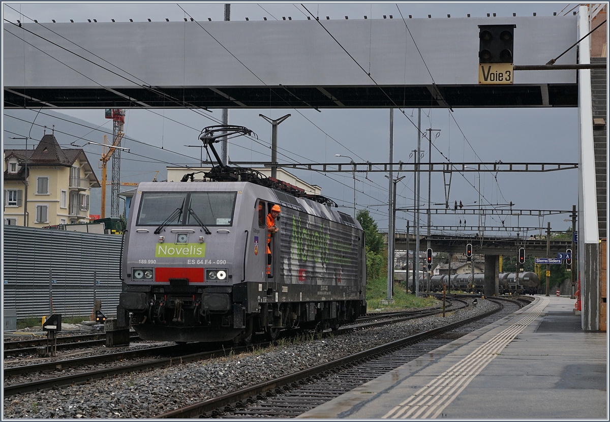 Die MRCE 189 090-5  Göttigen  (UIC 91 80 6189 990-5 D-Dispo Class 189 VE) in Sierre. 31. Juli 2017