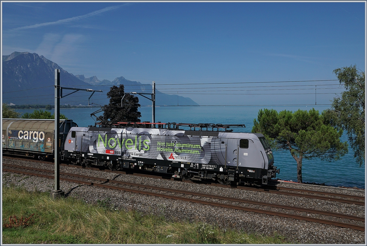Die MRCE 189 094  Sierre  (UIC 91 80 6 189 994-7 D-Dispo Class VE) mit ihrem, auf diesem Bild nur angedeuteten Novelis Güterzug Zug von Sierre nach Göttingen bei Villeneuve.
2. August 2017