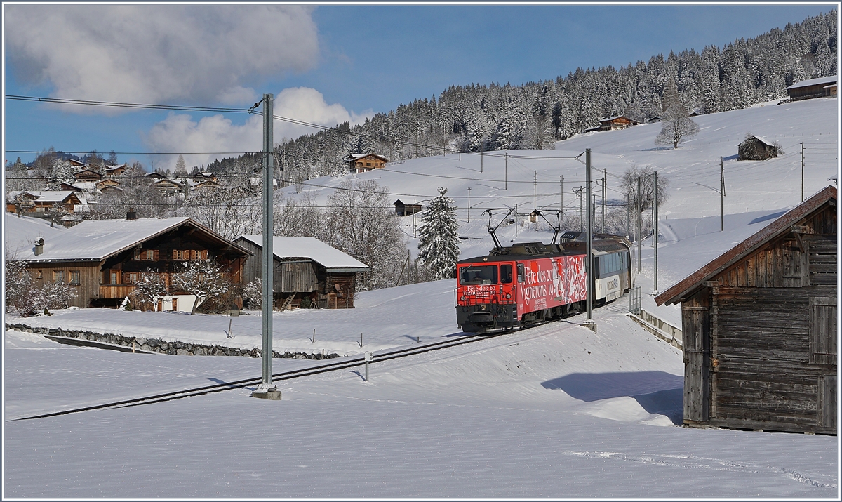 Die neue MOB Werbe-Lok GDe 4/4 6005 mit eine MOB Panoramic Zug zwischen Schönried und Gruben. 
2. Feb. 2018