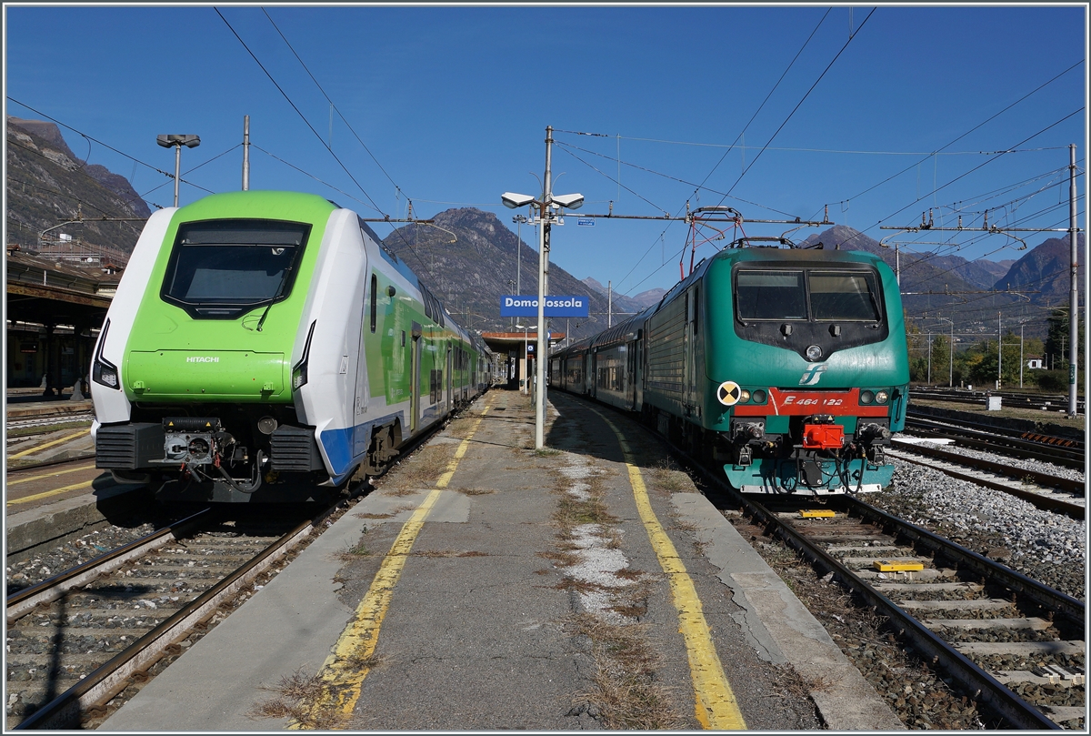 Die neuen ETR 421 lösen die die E 464 mit ihren Wendezüge auf der Strecke Milano Domodossola langsam aber sicher ab; dieses Bild zeigt gleich beide gemeinsam in Domodossola. 

28. Okt. 2021