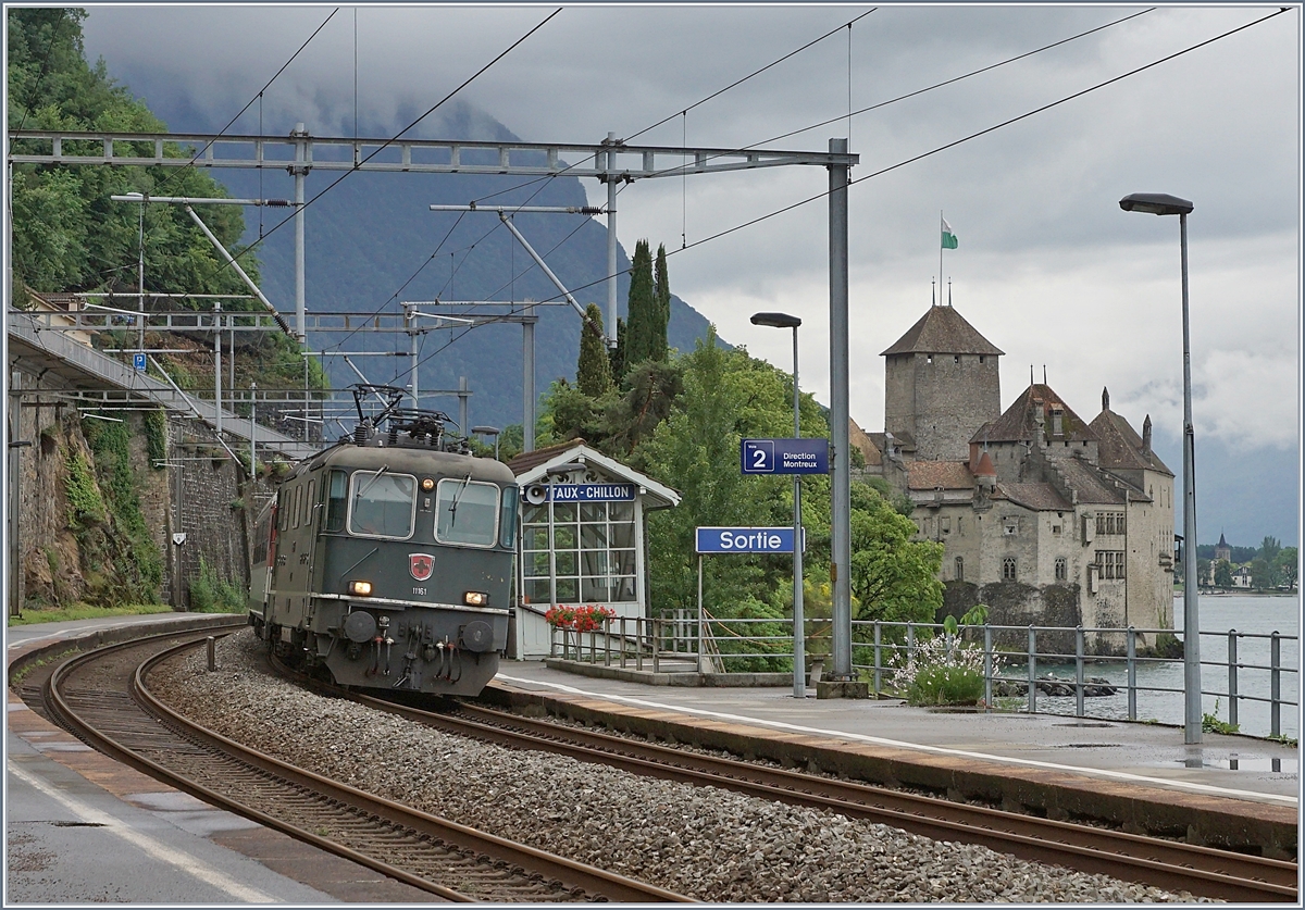 Die noch grüne SBB Re 4/4 11161 mit einem  IR nach Genève beim Château de Chillon.
13. Juni  2018