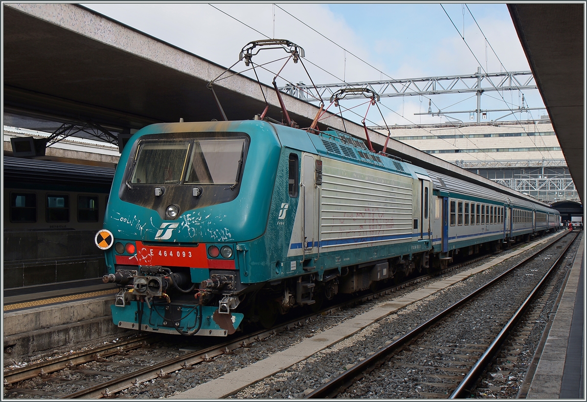 Die, der Nummer zufogle schön  ältere  FS E 464 093 mit einen Regionalzug in Roma Termini.
29. April 2015