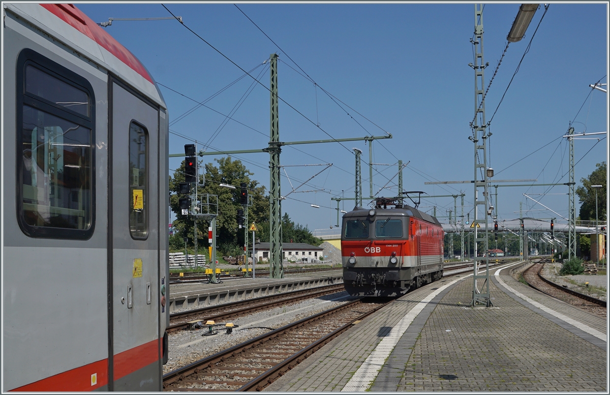 Die ÖBB 1144 280 ist mit ihrem IC  Bodensee  in Lindau Insel eingetroffen, wo der Zug (Baustellen bedingt) endet. Somit umfährt die ÖBB Lok ihren Zug um ihn dann auf die Abstellgleise zu fahren. 

14. August 2021