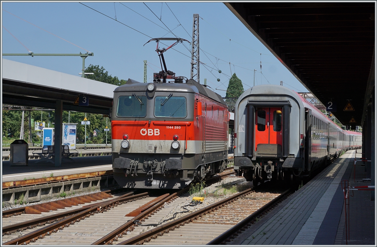 Die ÖBB 1144 280 ist mit ihrem IC  Bodensee  in Lindau Insel eingetroffen, wo der Zug (Baustellen bedingt) endet. Somit umfährt die ÖBB Lok ihren Zug um ihn dann auf die Abstellgleise zu fahren. 

14. August 2021