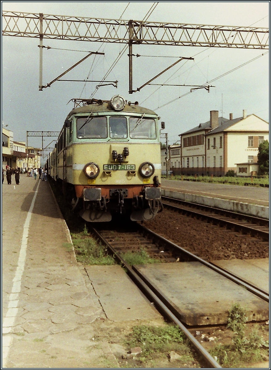 Die PKP EU07-163 mit ihrem Personenzug 1624 von Poznan nach Wroclaw beim Halt in Leszno. 

Analogbild vom 28. August 1984